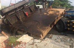 Kinh hãi đế cọc bê tông 100 tấn rơi xuống đường